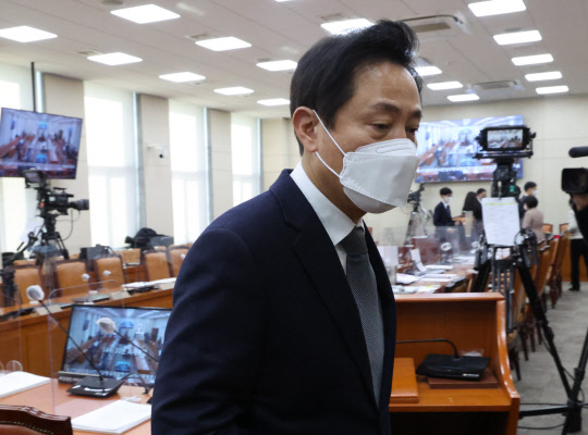 지난 2022년 12월29일 서울 여의도 국회 본관에서 열린 국회 이태원 참사 진상규명과 재발방지를 위한 국정조사특별위원회 서울시, 대검, 용산구청 등 기관보고에서 오세훈 서울시장이 오전 조사를 마친 뒤 회의장을 나서고 있다.<연합뉴스>